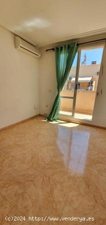 APARTAMENTO CÉNTRICO DE 2 DORMITORIOS CON PISCINA COMUNITARIA A 700 METROS DEL MAR - ZONA TORREVIEJ