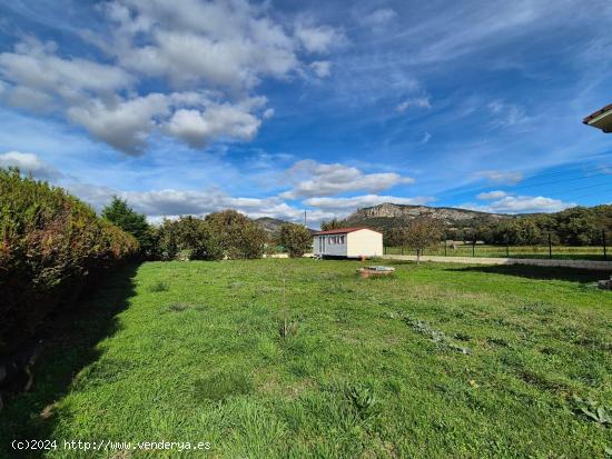 EN VENTA CASA CON TERRENO EN MERINDAD DE MONTIJA - BURGOS