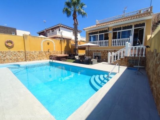 Chalet en venta en Torrevieja (Alicante)