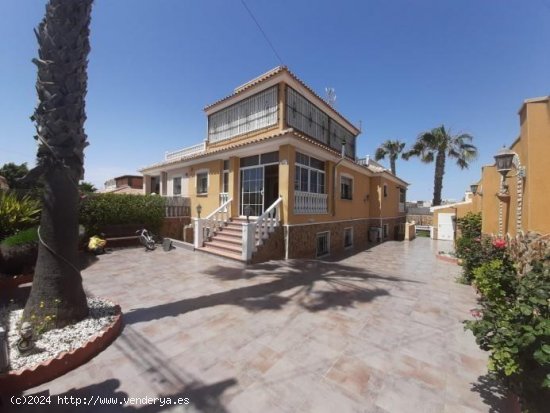 Chalet en venta en Torrevieja (Alicante)