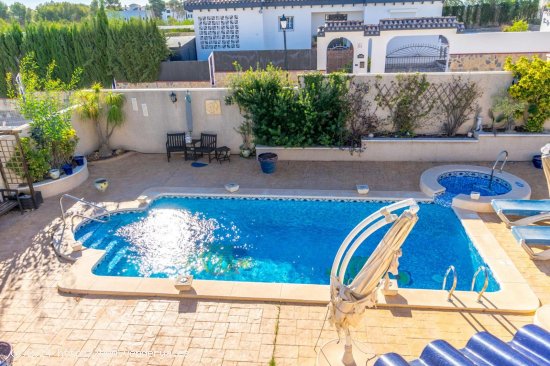 Chalet en venta en Orihuela (Alicante)