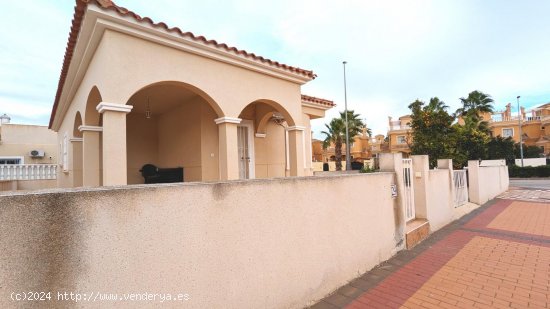 Villa en venta en Algorfa (Alicante)