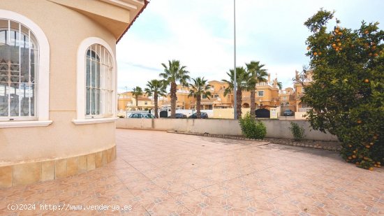 Villa en venta en Algorfa (Alicante)