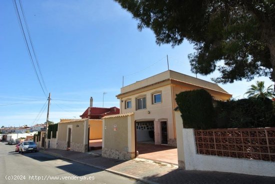 Chalet en venta en Torrevieja (Alicante)