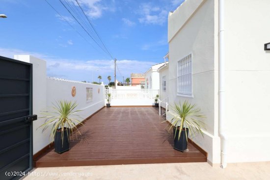 Chalet en venta en Torrevieja (Alicante)