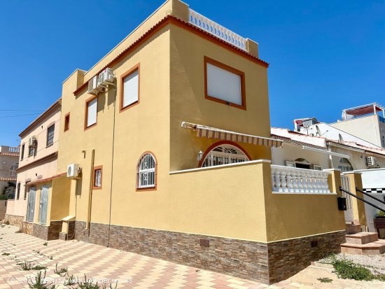 Chalet en venta en Torrevieja (Alicante)