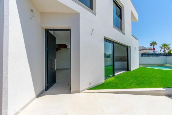 Villa en venta en Benijófar (Alicante)