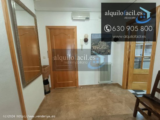 SE ALQUILA PISO EN CARRETERA DE JAEN DE 1 DORMITORIO CON PISCINA POR 550€