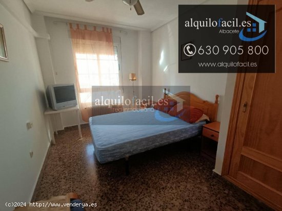 SE ALQUILA PISO EN CARRETERA DE JAEN DE 1 DORMITORIO CON PISCINA POR 550€