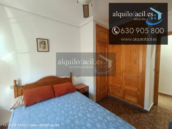 SE ALQUILA PISO EN CARRETERA DE JAEN DE 1 DORMITORIO CON PISCINA POR 550€