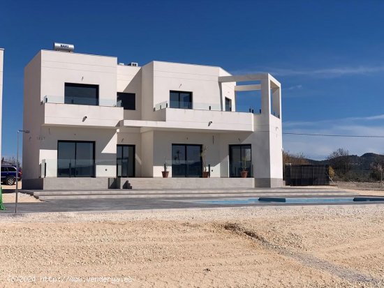 Villa en venta en Pinoso (Alicante)