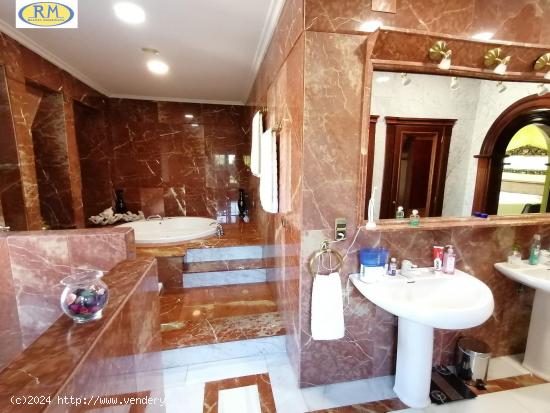 Se Vende Chalet tipo Palacete Francés Seminuevo en Sierrilla Sector 1 de Cáceres, - CACERES