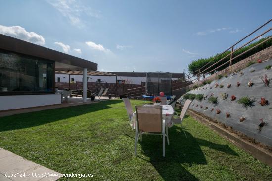 CHALET DE DISEÑO CON PISCINA EN ALVEDRO (CULLEREDO) - A CORUÑA