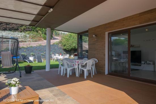 CHALET DE DISEÑO CON PISCINA EN ALVEDRO (CULLEREDO) - A CORUÑA