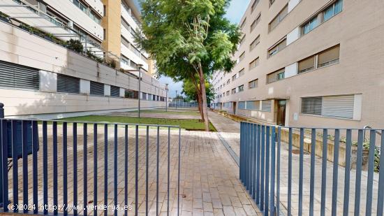 VIVIENDA PRÓXIMA A VIAL NORTE CON 3 DORM., BAÑO, ASEO, PISCINA, PISTA DE PADEL, COCHERA y TRASTERO