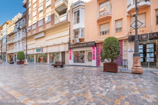 Se vende piso en calle Santa Florentina  en pleno centro con 3 dormitorios y 1 baño - MURCIA