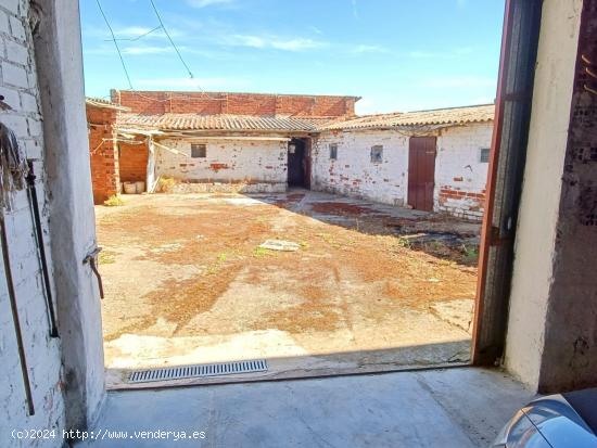 CASA CON TERRENO EN POBLADURA DE PELAYO GARCIA - LEON