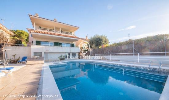  Casa con jardín y piscina en Levantina - BARCELONA 