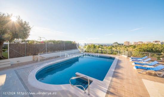 Casa con jardín y piscina en Levantina - BARCELONA