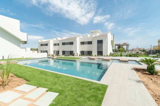 Bungalow en venta a estrenar en Torrevieja (Alicante)