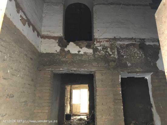 CASABANCO VENDE  CASA EN RUINAS EN AZUAGA, - BADAJOZ