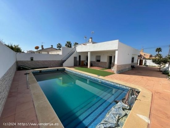 Chalet en venta en Torrevieja (Alicante)