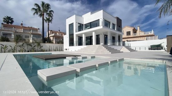 Villa en venta en Torrevieja (Alicante)