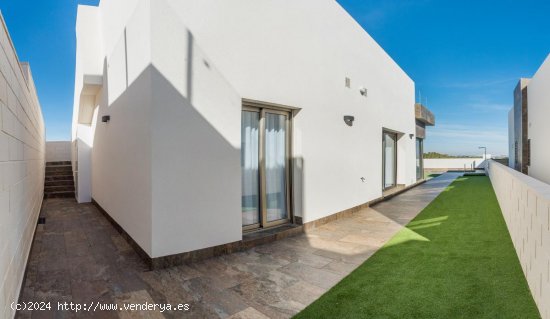 Villa en venta a estrenar en Torrevieja (Alicante)