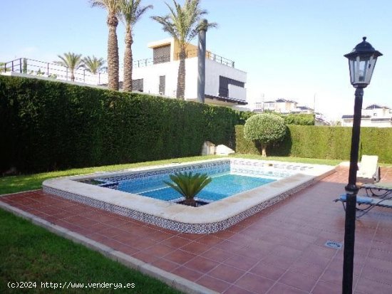 Chalet en venta en Torrevieja (Alicante)