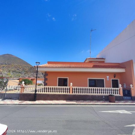 Venta de Casa en Las Manchas, Santiago del Teide – Tranquilidad con Vistas al Mar y Montañas