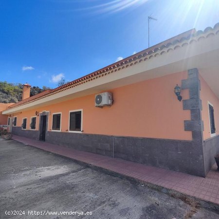 Venta de Casa en Las Manchas, Santiago del Teide – Tranquilidad con Vistas al Mar y Montañas