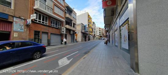 SE VENDE OFINA EN EL CENTRO PARA ENTRAR PEGADA AL CORTE INGLES - ALICANTE