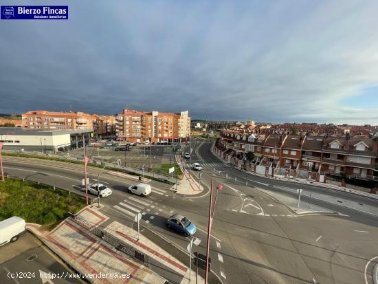 ¡SE VENDE LUMINOSO PISO EN ZONA LIDL DE AV PARROCO PABLO DÍEZ! - LEON