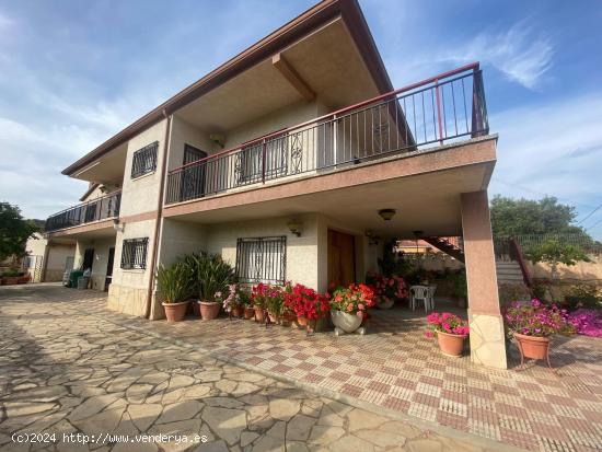 Oportunidad!! Casa situada en amplia parcela con jardín, huerto y piscina - BARCELONA