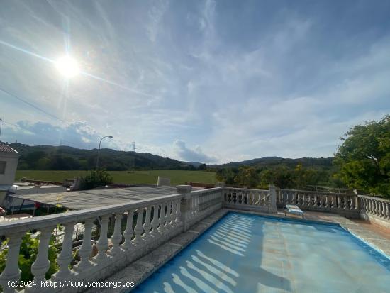 Oportunidad!! Casa situada en amplia parcela con jardín, huerto y piscina - BARCELONA