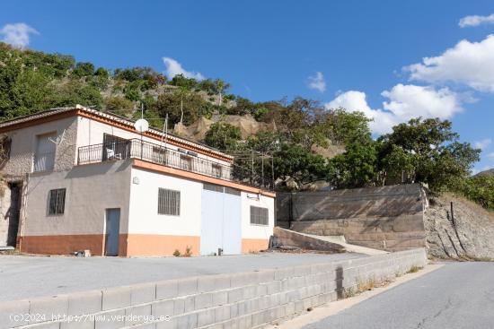 CHALET CON TERRENOS - GRANADA