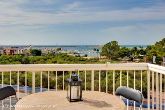  Ático en el mismo centro de Torrevieja con impresionante vitas al mar y amplia terraza en esquina.  