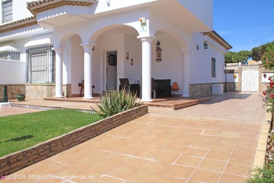 GRAN CHALET ADOSADO EN ALQUILER VACACIONAL - CADIZ