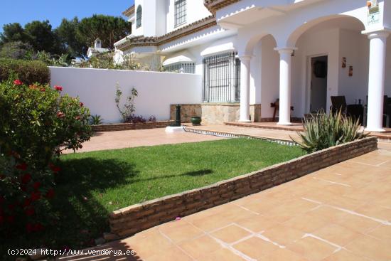 GRAN CHALET ADOSADO EN ALQUILER VACACIONAL - CADIZ