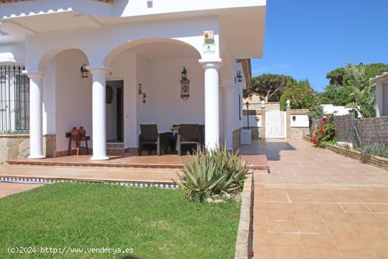 GRAN CHALET ADOSADO EN ALQUILER VACACIONAL - CADIZ