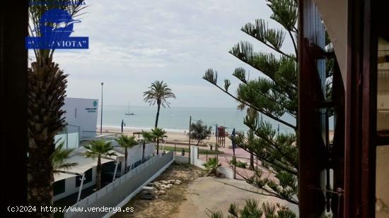 CHALET EN PRIMERA LÍNEA DE LA PLAYA DE LA BARROSA - CADIZ