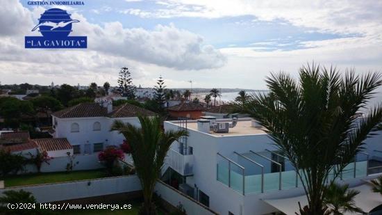 CHALET EN PRIMERA LÍNEA DE LA PLAYA DE LA BARROSA - CADIZ