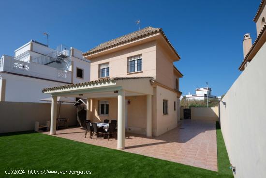 Chalet independiente con piscina en primera linea de playa - CADIZ