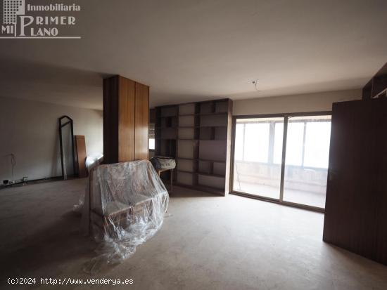 *¡OFERTA! Piso de 6 dormitorios, 4 baños y cochera cerrada junto al paseo Ramon Ugena* - CIUDAD RE