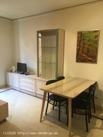 Apartamento amueblado con cochera en Calle Gran Vía de Colón, Granada, para trabajadores con nómi