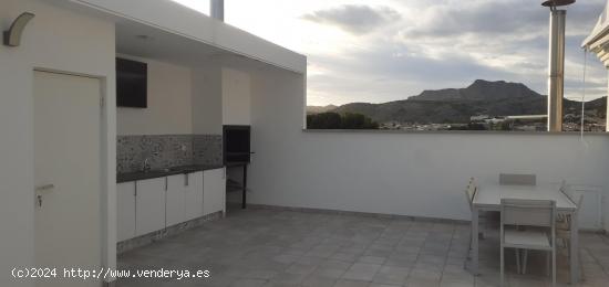 CASA DE UNA PLANTA CON TERRAZA DE 75 M2 EN PETRER - ALICANTE