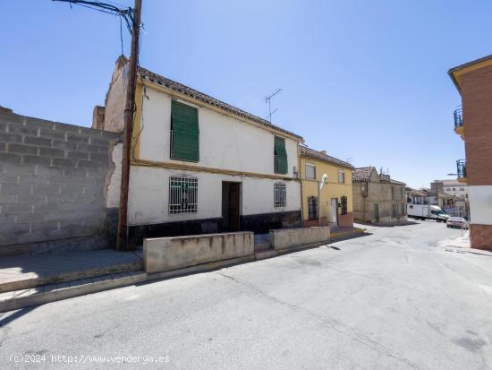 Casa junto al ayuntamiento de Pinos Puente - GRANADA