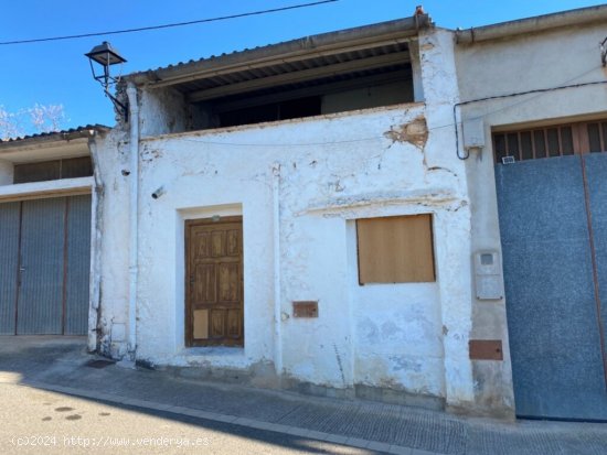  Casa con patio para rehabilitar en Godall 