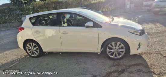 Toyota Auris Hibrido active de 2013 con 215.000 Km por 10.750 EUR. en Cadiz