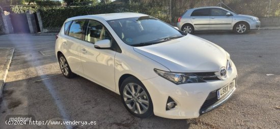 Toyota Auris Hibrido active de 2013 con 215.000 Km por 10.750 EUR. en Cadiz